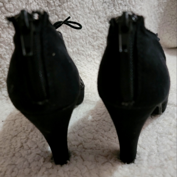 Maurices chunk heel, black, cut out pattern, zip back Size 7 - Picture 3 of 7